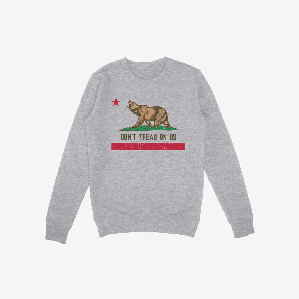 Heather-gray crewneck sweatshirt featuring the California Gadsden Flag Shirt design: a bear on grass, red star above, “DON’T TREAD ON US” slogan below, symbolizing protest and state pride.