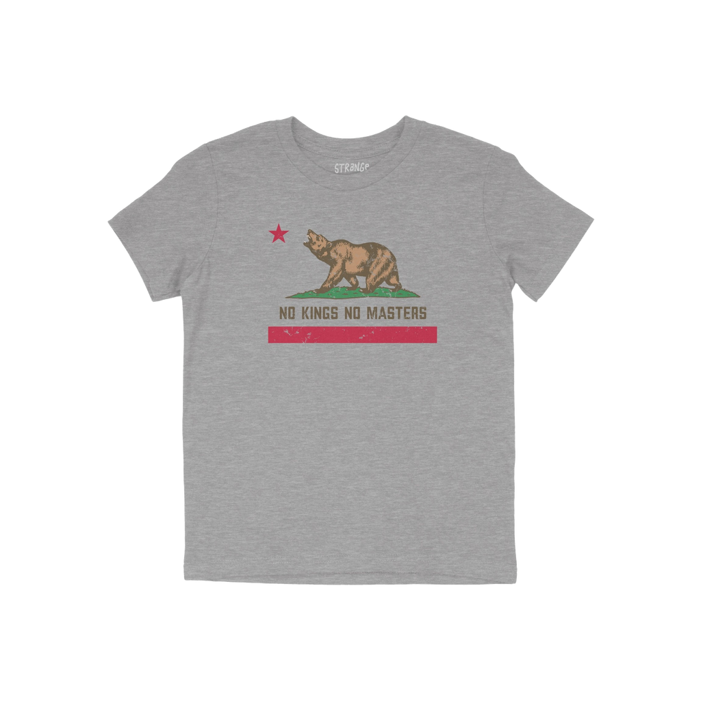 Heather-gray crew-neck T-shirt featuring a stylized roaring bear with a red star, slogan “NO KINGS NO MASTERS,” and distr