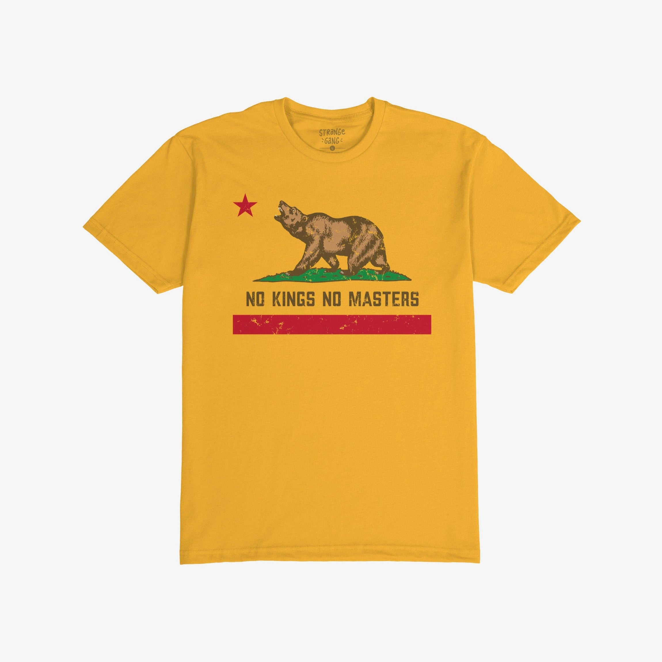 California No Kings Flag Shirt featuring a roaring brown bear on grass with a red star above, and the slogan “NO KINGS NO MASTERS”. A bold expression of rebellion and autonomy.