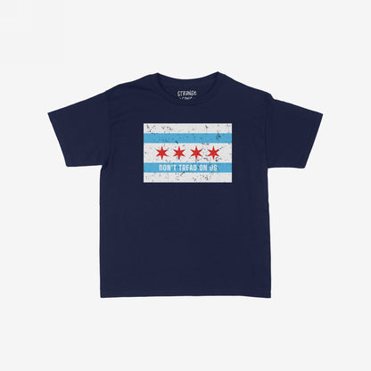 Chicago Gadsden Flag T-shirt features a distressed Chicago flag design with the slogan “DON’T TREAD ON US”, symbolizing resistance and civic pride against oppression and extremism.