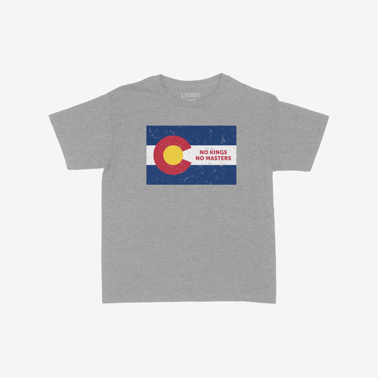 Colorado No Kings Flag Women's Baby Tee featuring a distressed Colorado flag graphic with NO KINGS NO MASTERS text, symbolizes defiance and rebellion against authoritarianism in a retro cropped design.
